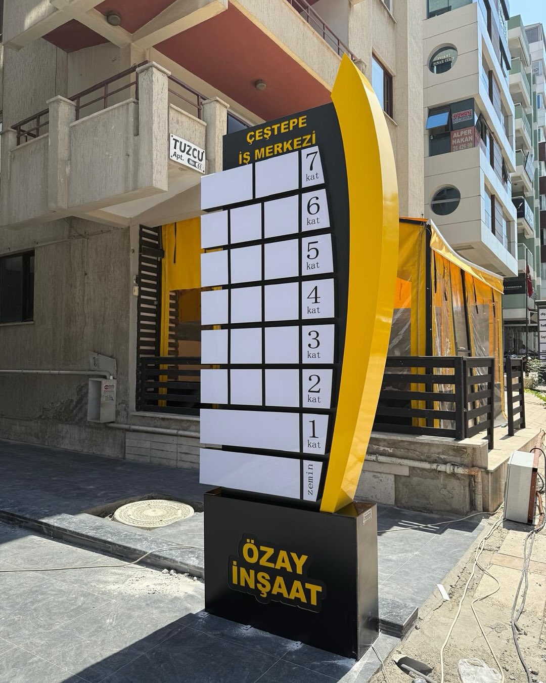 Özay İnşaat Yönlendirme Totemi uygulaması